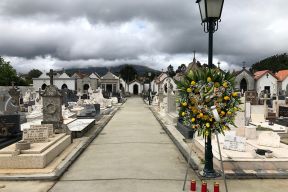 Colocação de coroa de flores no cemitério
